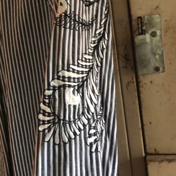 Black strip shirt with embroidered sleeves - Picture 2 of 2